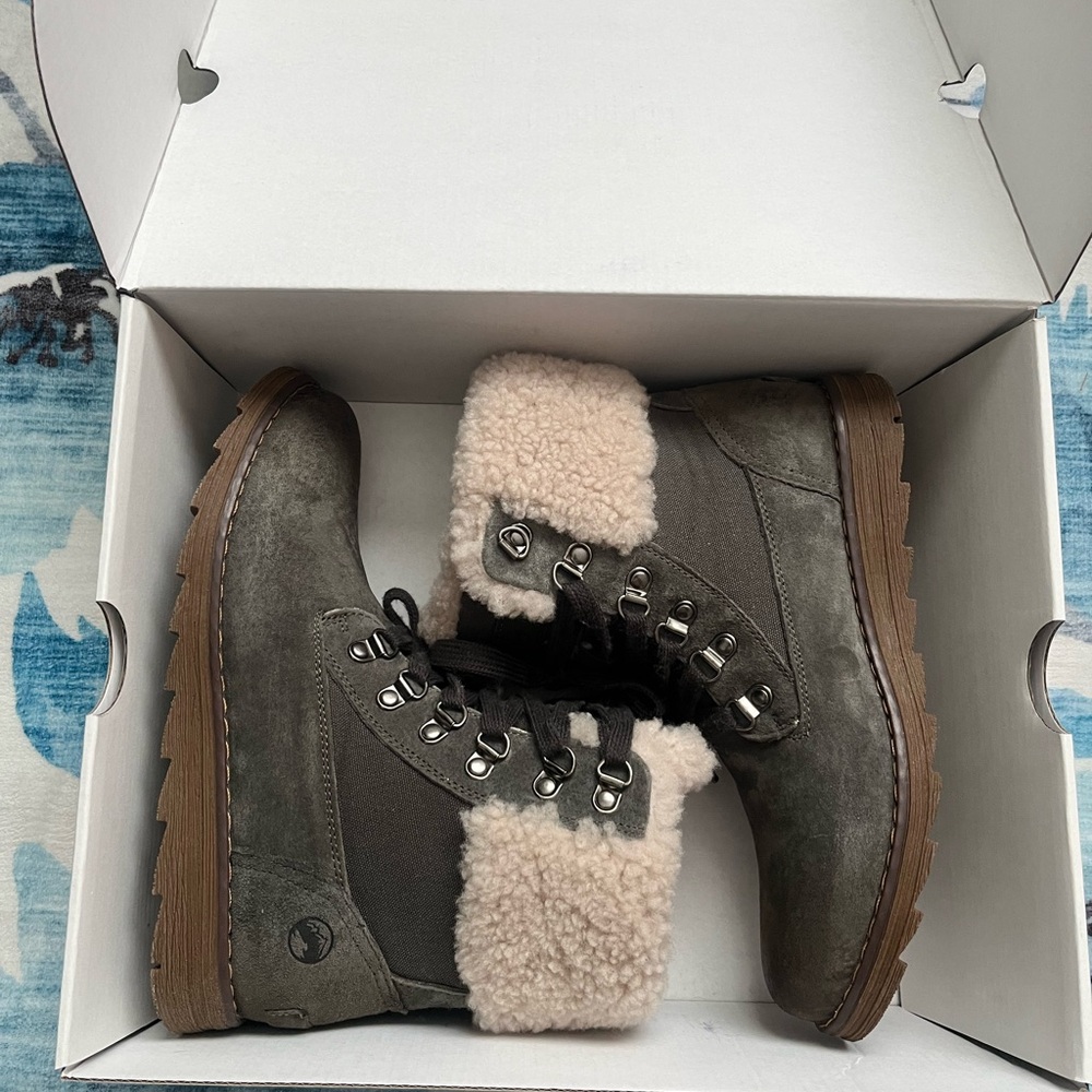 Wind River Gray Shearling-Lined Boots Like new